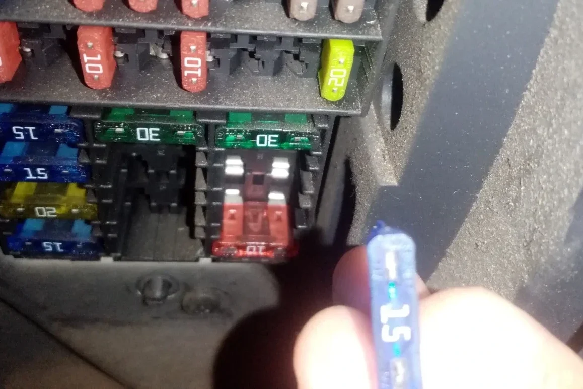 fix a blown fuse in a car 5 edited