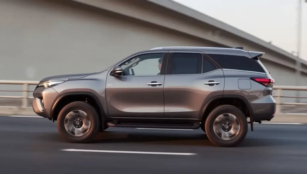 Side view of the Toyota Fortuner 2025 highlighting its body lines and SUV design.